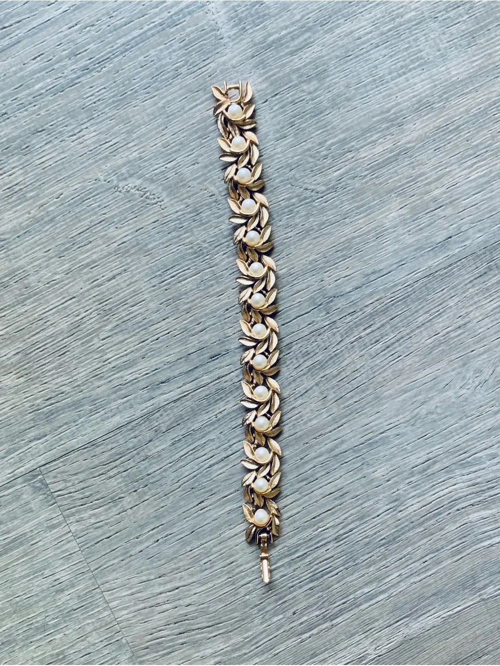 Vintage Avon Gold-Tone Leaf Link Bracelet w/ Blue Box